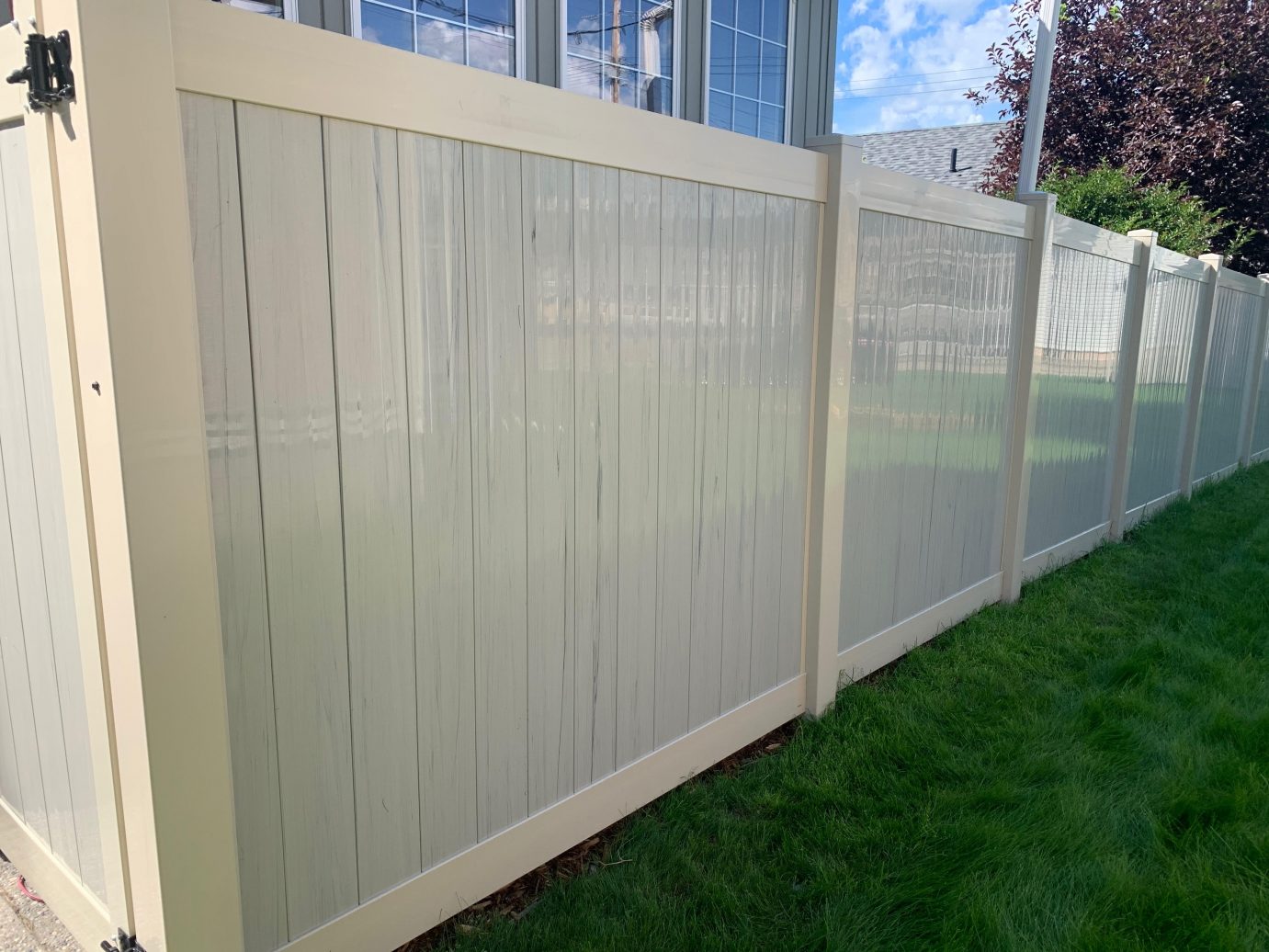Vinyl-fence-with-wood-grain-5f3ad4c58016d-1381x1036