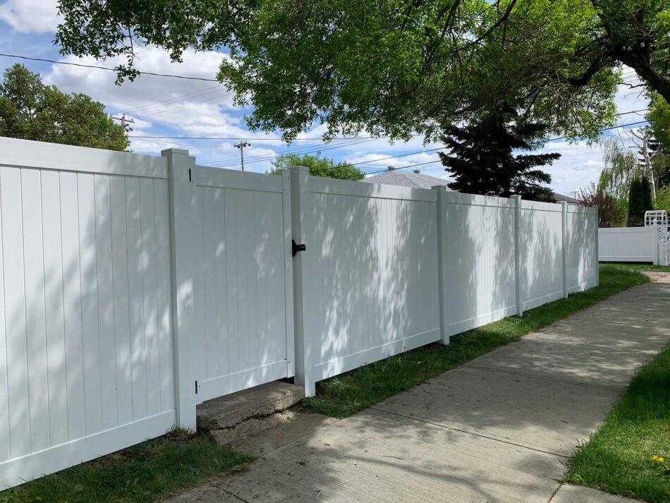 What Is The Main Advantage Of Choosing A Vinyl Fence ? | Everlast Vinyl Fencing