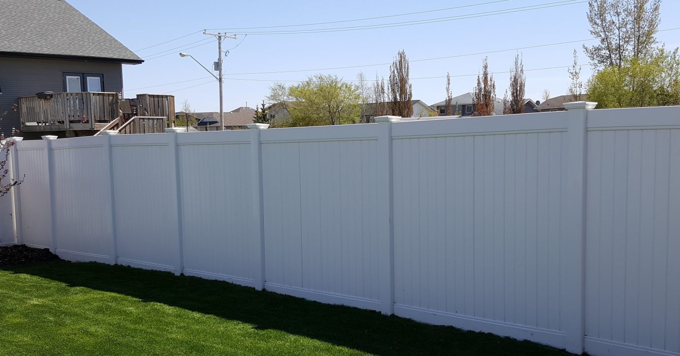 White-vinyl-fence-2-5f3ad4d3bf358-1381x724
