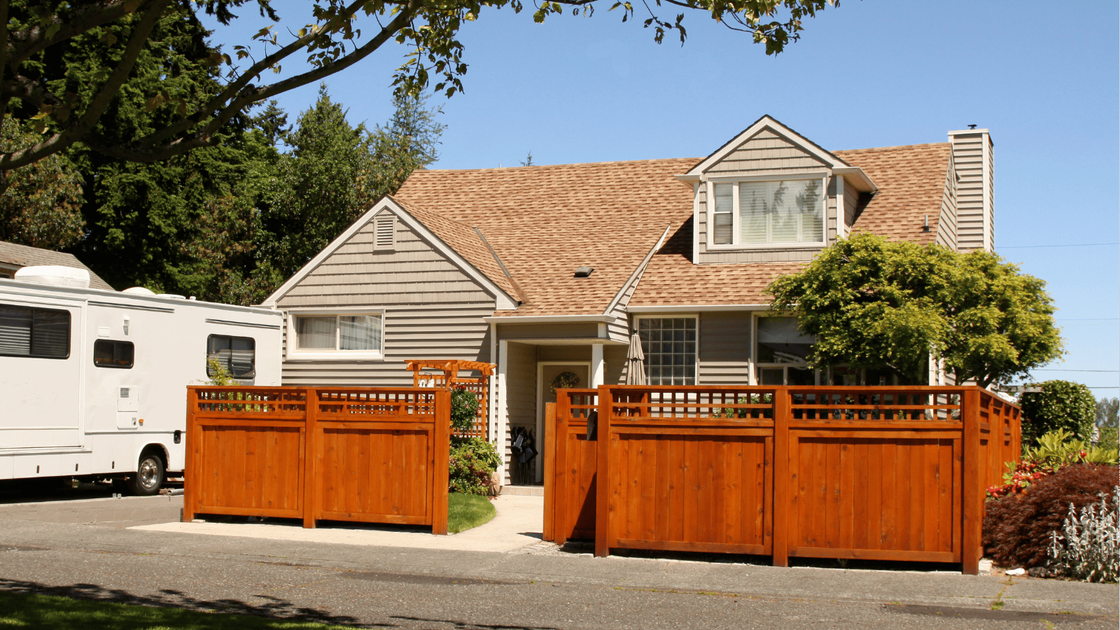 Privacy Fences vs. Vinyl Fences: Are They the Same?